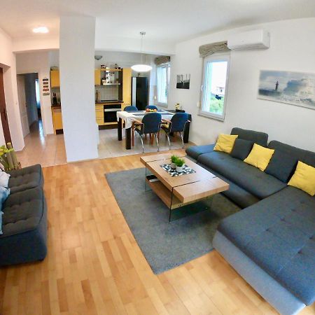 Sunny Apartment By The Beach Kaštel Štafilić Екстериор снимка