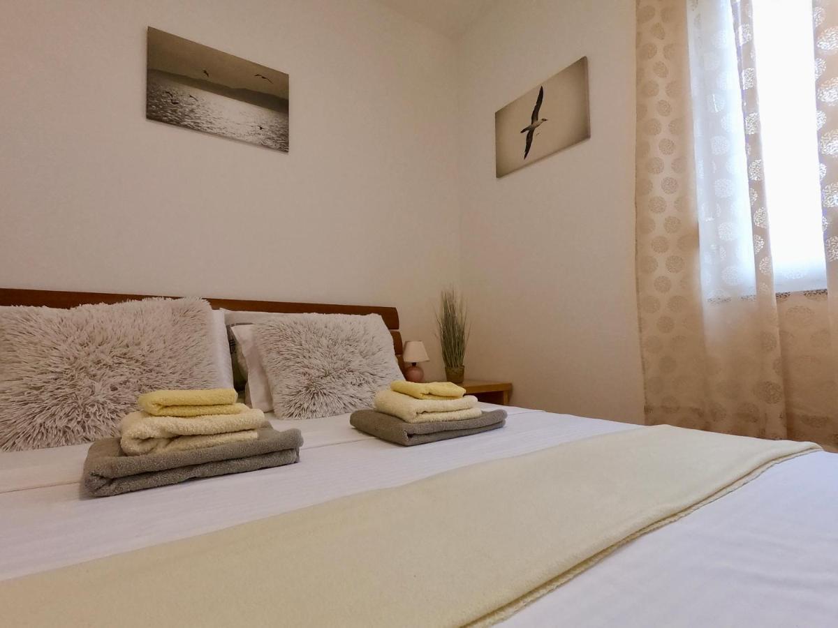Sunny Apartment By The Beach Kaštel Štafilić Екстериор снимка
