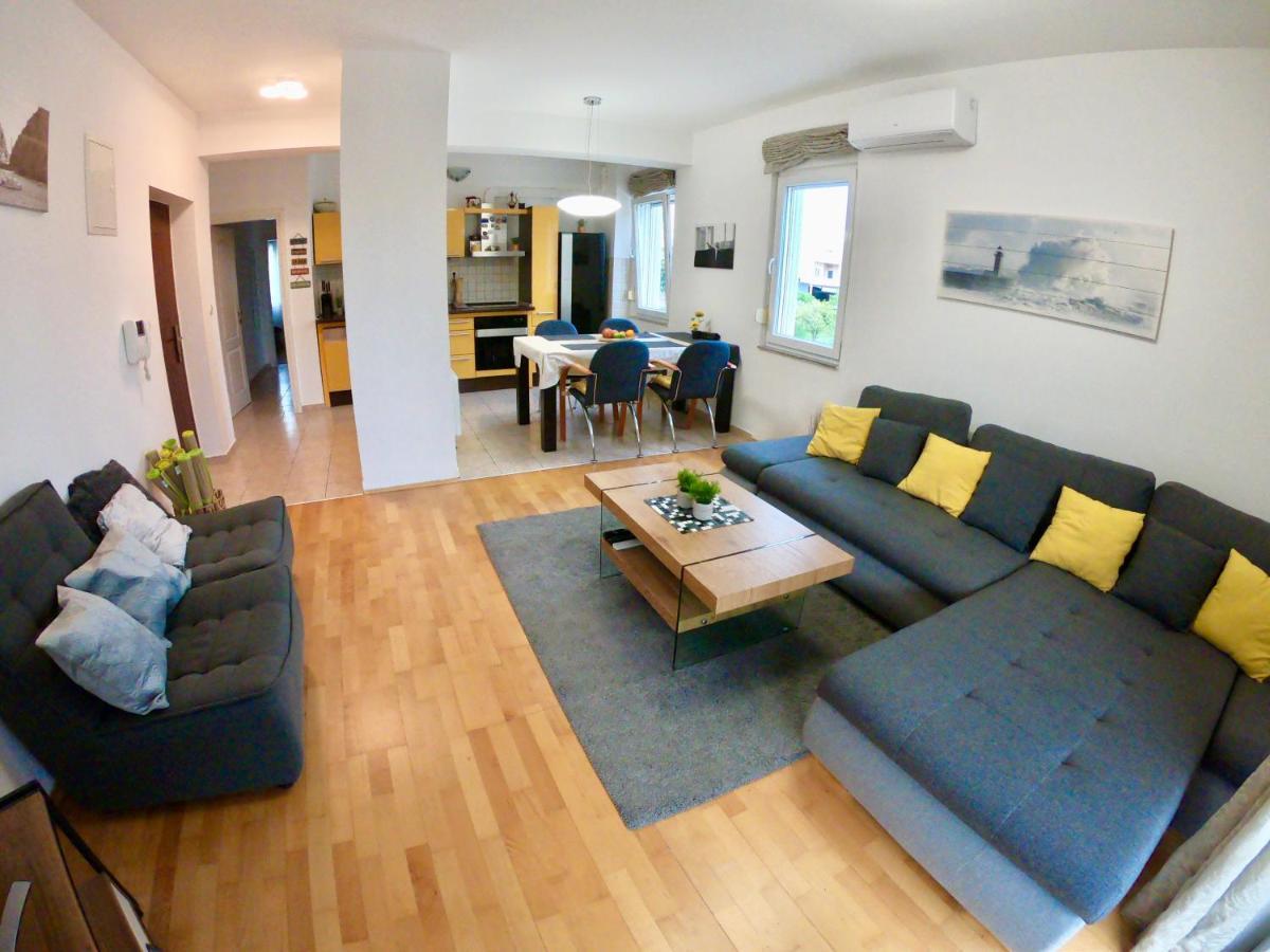 Sunny Apartment By The Beach Kaštel Štafilić Екстериор снимка
